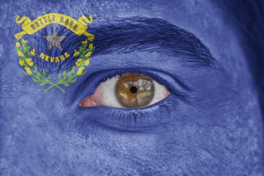 İnsan yüz ve göz bizimle Devlet bayrağı Nevada boyanmış