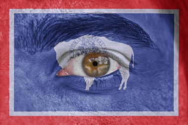İnsan yüz ve göz bizimle Wyoming eyalet bayrağı boyalı