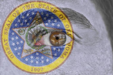 İnsan yüz ve göz bizimle Oklahoma devlet mührü bayrağı boyalı