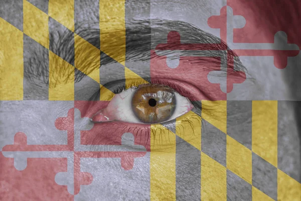 Visage et œil humains peints avec le drapeau de l'État américain du Maryland — Photo