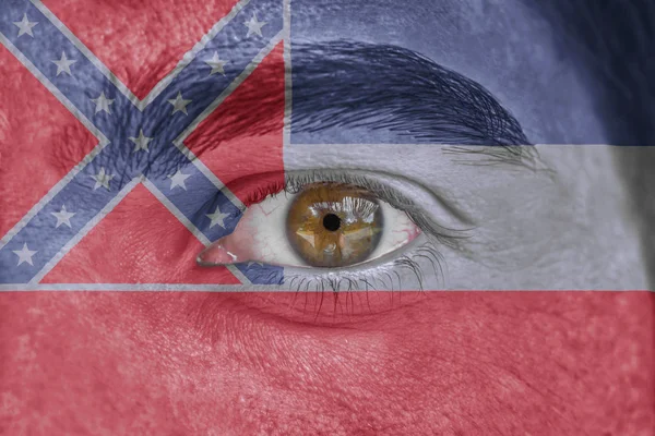 Menselijk gezicht en ogen geschilderd met ons vlag van Mississippi — Stockfoto