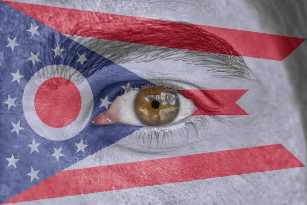 Menschliches Gesicht und Auge mit uns gemalt Staatsflagge von ohio — Stockfoto