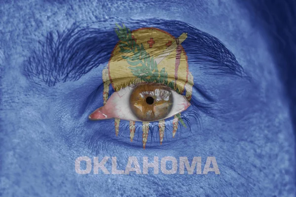 İnsan yüz ve göz bizimle Oklahoma Devlet bayrağı boyalı