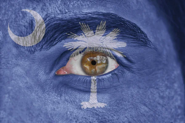 Menschliches Gesicht und Auge mit uns bemalt Staatsflagge von South Carolina — Stockfoto