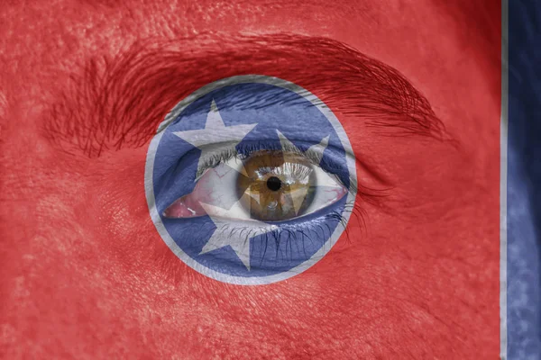 Volto umano e occhio dipinti con bandiera di stato degli Stati Uniti del Tennessee — Foto Stock