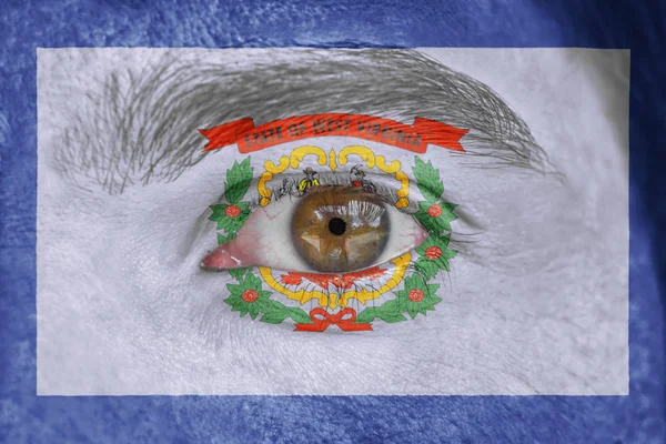 İnsan yüz ve göz bizimle Batı Virginia devlet bayrağı boyalı