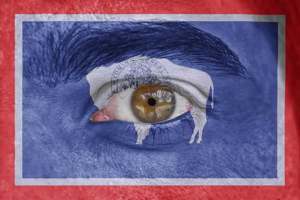 İnsan yüz ve göz bizimle Wyoming eyalet bayrağı boyalı