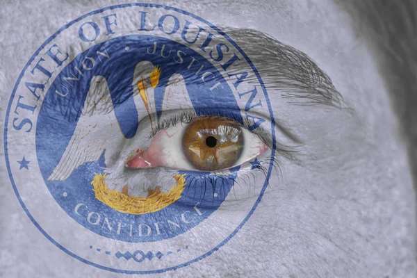 Rostro humano y ojo pintado con la bandera del sello del estado de Luisiana — Foto de Stock