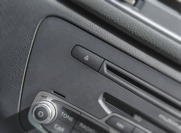 汽车收音机立体声面板和现代仪表板电气设备 — 图库照片
