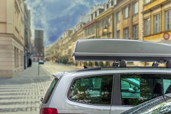 Автомобиль с багажником на крыше контейнер для путешествий — стоковое фото