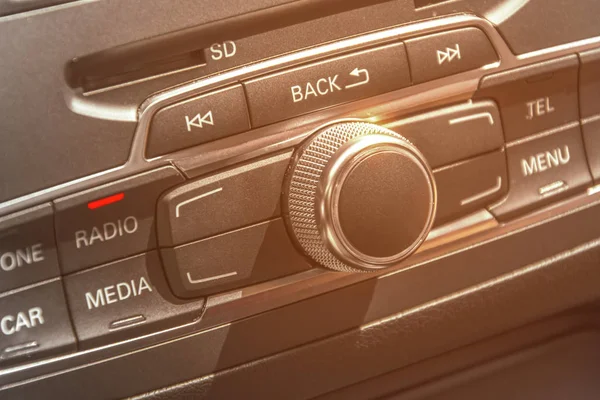 汽车收音机立体声面板和现代仪表板电气设备 w — 图库照片