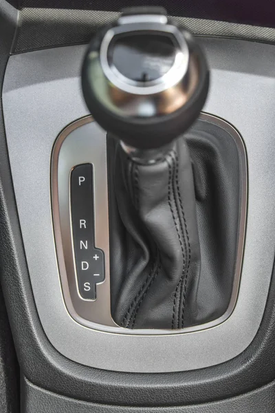 现代汽车内部自动变速器汽车的细节 — 图库照片