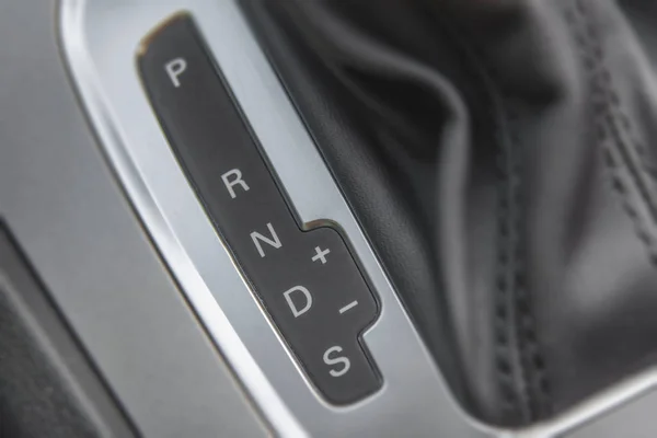 Detalhe do carro moderno carro de transmissão automática interior — Fotografia de Stock