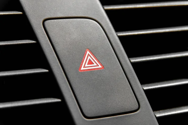 四个闪烁指示灯按钮现代豪华车内 — 图库照片