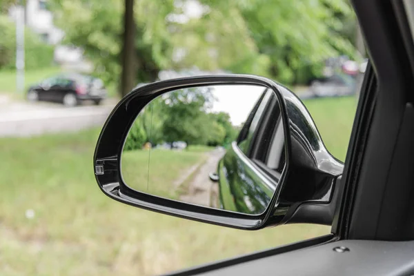 Mobil cermin hitam kiri dari tampilan kursi drver — Stok Foto