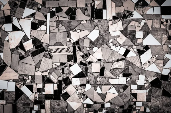 Lot broken B&W tiles on the wall texture background — Stock Photo, Image