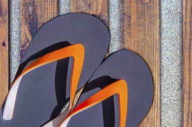 Adam yaşam tarzı relax ahşap plaj kumlu yolunda flip flop