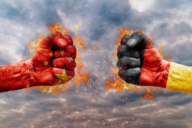 İki Çin bayrağı ile yumruk ve Almanya birbirlerine karşı karşıya mücadele için hazır