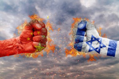 İki Çin bayrağı ile yumruk ve İsrail birbirlerine karşı karşıya mücadele için hazır