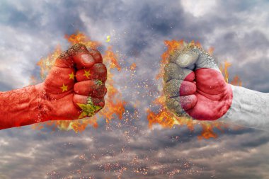 İki Çin bayrağı ile yumruk ve Japonya birbirlerine karşı karşıya mücadele için hazır