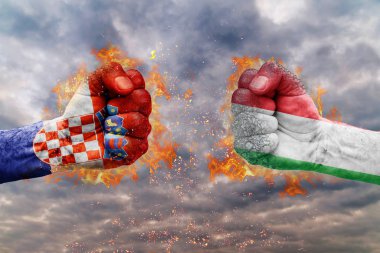 Hırvatistan bayrağı ile iki yumruk ve İtalya karşısında birbirlerine mücadele için hazır