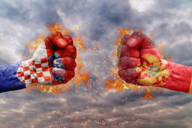 Hırvatistan bayrağı ile iki yumruk ve Karadağ birbirlerine karşı karşıya mücadele için hazır