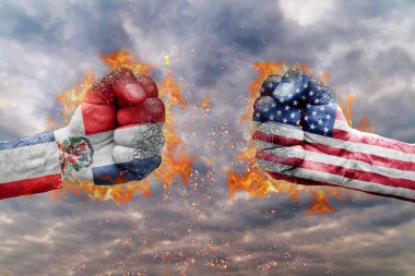 Dominik Cumhuriyeti bayrağı ile iki yumruk ve ABD birbirlerine karşı karşıya mücadele için hazır