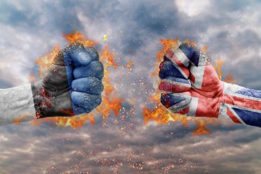Estonya bayrağı ile iki yumruk ve Büyük Britanya'nın birbirlerine karşı karşıya mücadele için hazır
