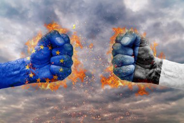 İki AB bayrağı ile yumruk ve Estonya birbirlerine karşı karşıya mücadele için hazır