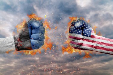 Estonya bayrağı ile iki yumruk ve ABD birbirlerine karşı karşıya mücadele için hazır