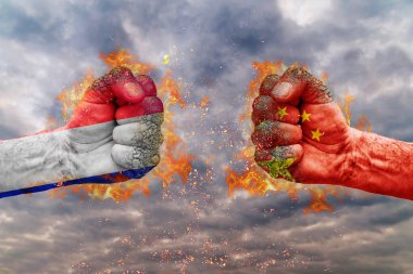 İki Fransa ve Çin bayrağı ile her diğer mücadele için hazır yumruk