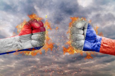 Fransa bayrağı ile iki yumruk ve Rusya birbirlerine karşı karşıya mücadele için hazır