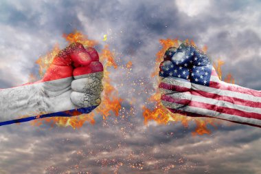 Fransa bayrağı ile iki yumruk ve ABD birbirlerine karşı karşıya mücadele için hazır