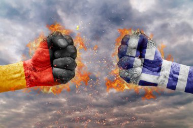 İki Almanya bayrağı ile yumruk ve Yunanistan birbirlerine karşı karşıya mücadele için hazır