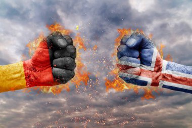 İki Almanya bayrağı ile yumruk ve İzlanda birbirlerine karşı karşıya mücadele için hazır