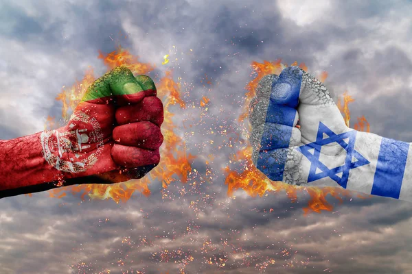两个拳与阿富汗国旗和以色列面临着对方准备战斗 — 图库照片