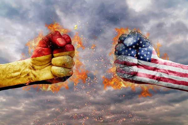 Zwei Fäuste mit der belgischen und der US-amerikanischen Flagge stehen sich kampfbereit gegenüber — Stockfoto