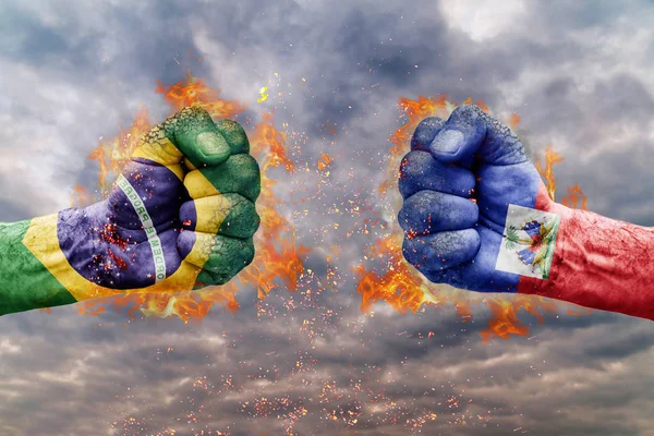 Två näve med flaggan i Brasil och Haiti på varandra inför redo för kamp — Stockfoto
