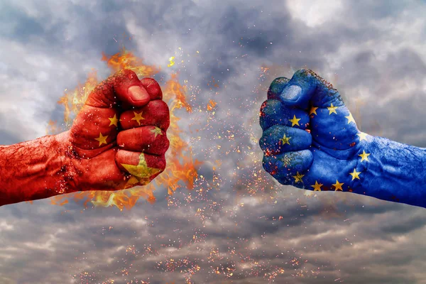 Два кулак з прапором Китаю і ЄС стикаються один на одного готові до боротьби — стокове фото