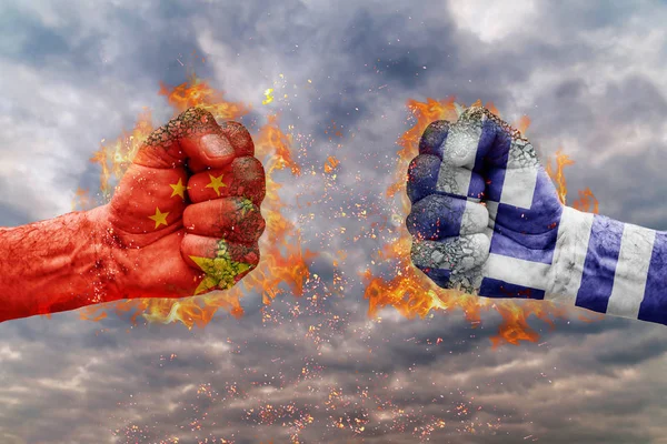Δύο γροθιά με τη σημαία της Κίνας και Ελλάδας που αντιμετωπίζουν σε κάθε άλλη έτοιμη για αγώνα — Φωτογραφία Αρχείου