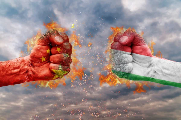 Два кулак з прапором Китаю та Італії стикаються один на одного готові до боротьби — стокове фото