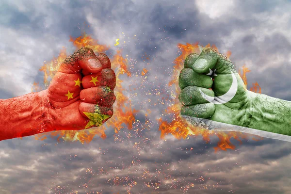 İki Çin bayrağı ile yumruk ve Pakistan birbirlerine karşı karşıya mücadele için hazır