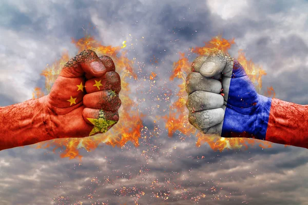 Two fist with the flag of China and Russia faced at each other ready for fight — Stock Photo, Image
