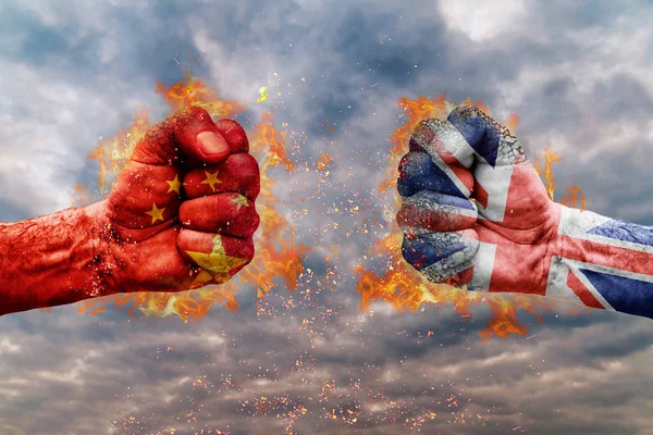 Два кулак з прапором Китай та Сполучене Королівство стикаються один на одного готові до боротьби — стокове фото