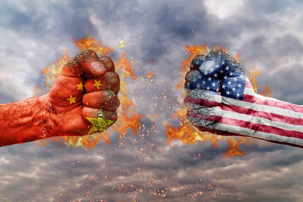 Dua kepalan tangan dengan bendera Cina dan Amerika Serikat saling berhadapan siap untuk bertempur — Stok Foto