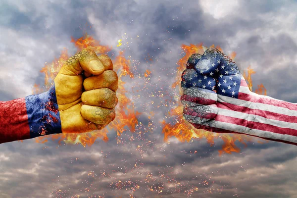 Zwei Fäuste mit der Flagge Kolumbiens und der USA stehen sich kampfbereit gegenüber — Stockfoto