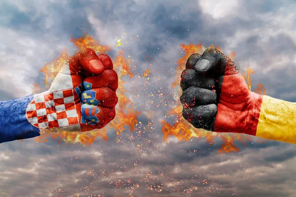 Hırvatistan bayrağı ile iki yumruk ve Almanya birbirlerine karşı karşıya mücadele için hazır