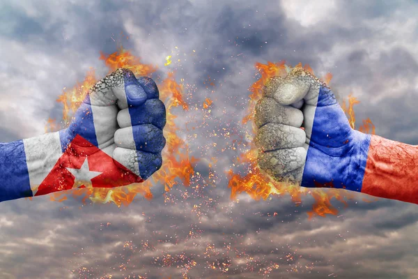 İki Küba bayrağı ile yumruk ve Rusya birbirlerine karşı karşıya mücadele için hazır
