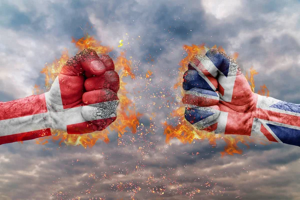 Twee vuist met de vlag van Denemarken en Groot-Brittannië geconfronteerd bij elkaar klaar voor strijd — Stockfoto