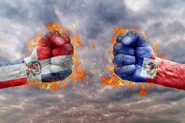Два кулак з Прапор Домініканської Республіки та Гаїті стикаються один на одного готові до боротьби — стокове фото